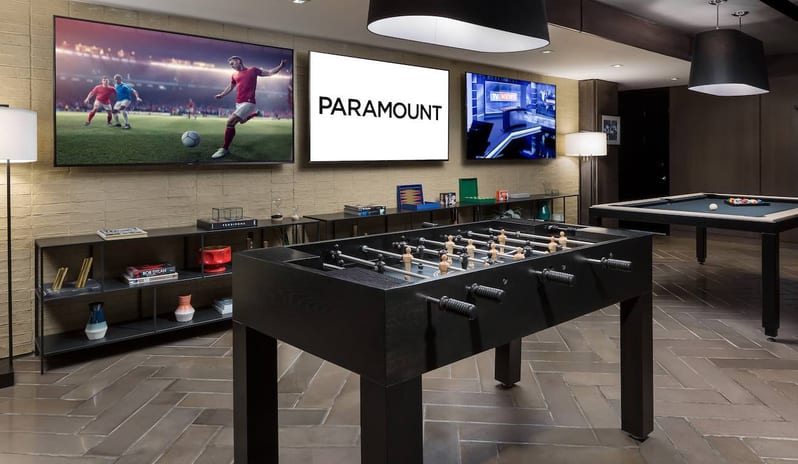 Paramount Hotel -Paramount Cafe Pool Table
